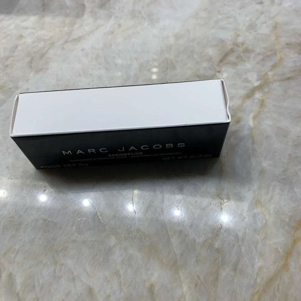 Marc Jacobs Accomplice Concealer & Touchup Stick